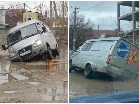 В яме на одной из улиц Краснодара "утонула" машина дорожной службы