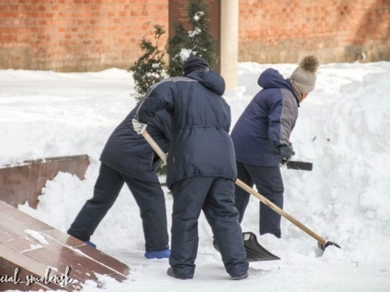 Масштабная уборка снега в Смоленске не прекращается