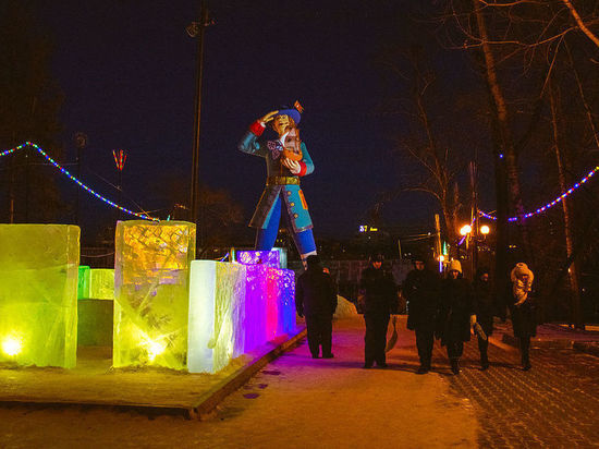 Ледовый городок разбирают в хабаровском парке «Динамо»