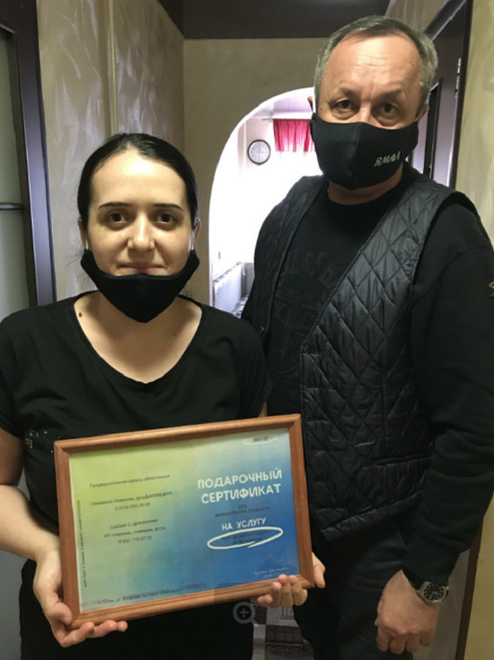 Ямальский парламентарий подарил мальчику из Нового Уренгоя сертификат на сеансы дельфинотерапии