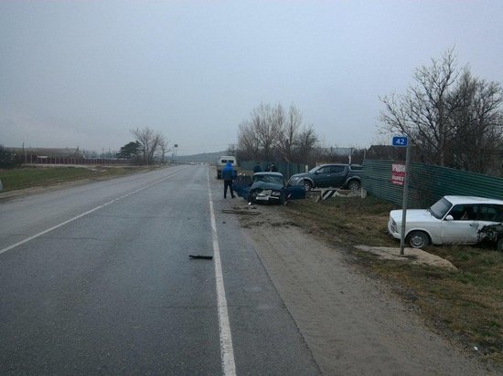 В районе Анапы начинающий водитель врезался в автомобиль на «встречке»