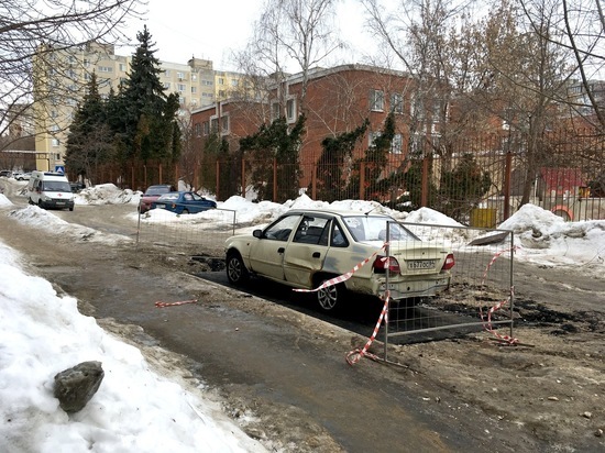 Такого в Саратове не было: автолюбитель соорудил гараж посреди проезжей части