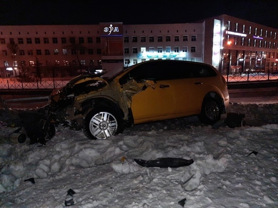 В Омске 17-летний подросток разбил «Форд» и попал в больницу