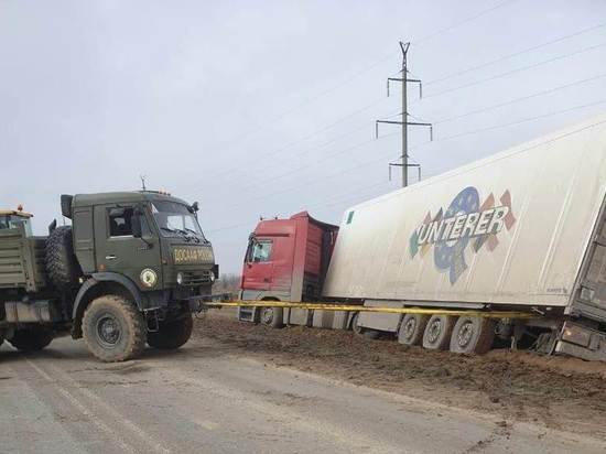 В Калмыкии полицейские вытащили из грязевого плена водителя большегруза