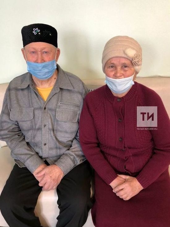 Две пожилые супружеские пары из Челнов привились от коронавируса