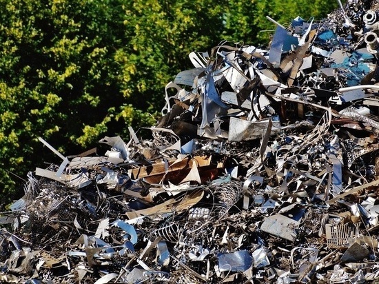 В Смоленской области чиновников заставили прибраться на кладбище