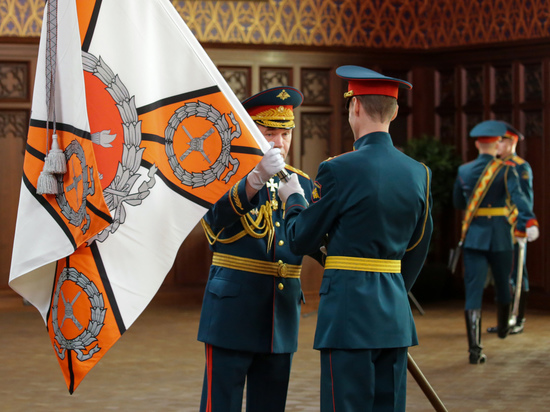 Начальник Генштаба впервые вручил Боевое знамя начальнику важного центра