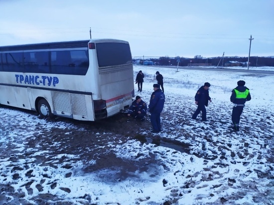 Рейсовый автобус из Москвы в Элисту съехал в кювет из-за непогоды