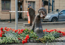 В Петербурге разгорается скандал c памятником «Печальный ангел» по проекту Романа Шустова в память о погибших от коронавируса медиках