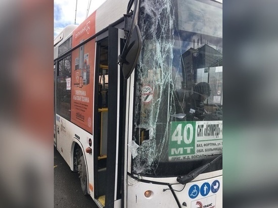 В Ростове-на-Дону пассажирский автобус попал в аварию