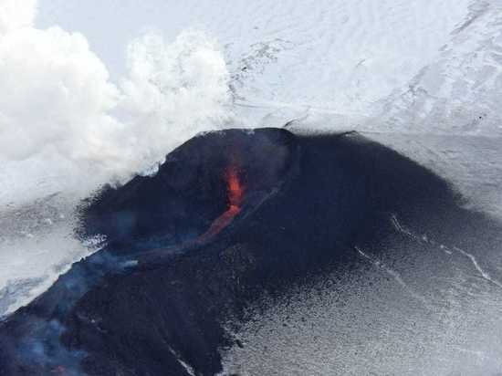 Один поток лавы под Ключевским вулканом остановился