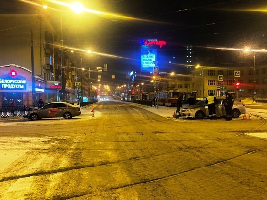 В Екатеринбурге в столкновении Тойоты и Ауди пострадал ребенок