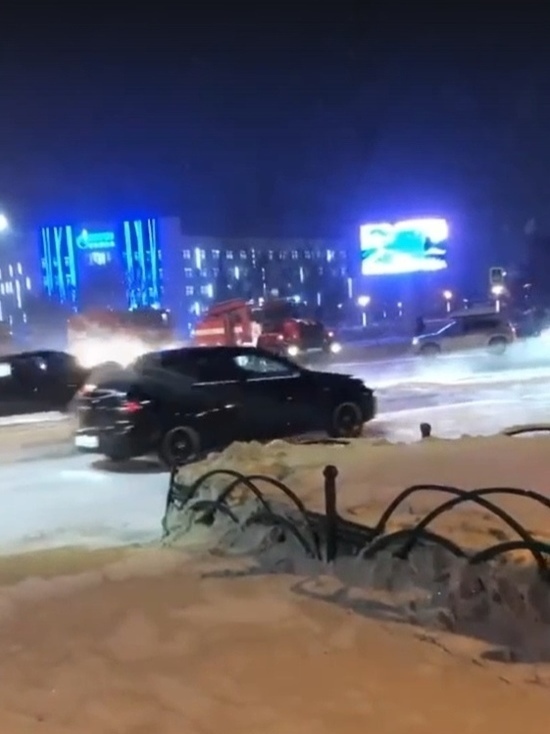 Автомобилисты в Ноябрьске не пропустили «летящих» на вызов пожарных