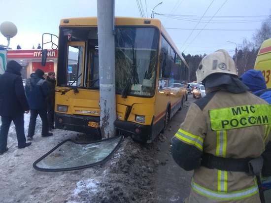 В Ижевске автобус врезался в столб: пострадали 9 человек