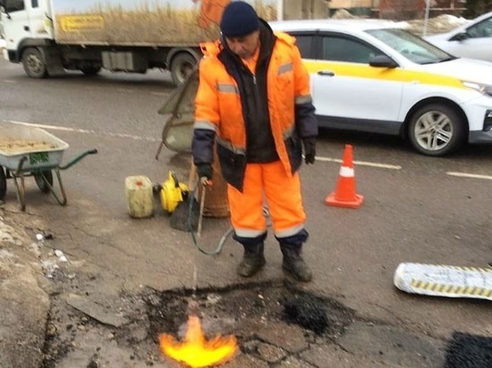 В Серпухове приступили к ямочному ремонту дорог