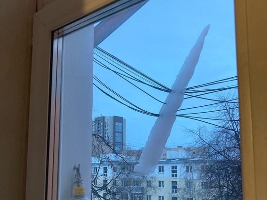 Рязанка пожаловалась на огромную сосульку на проводах в центре Рязани