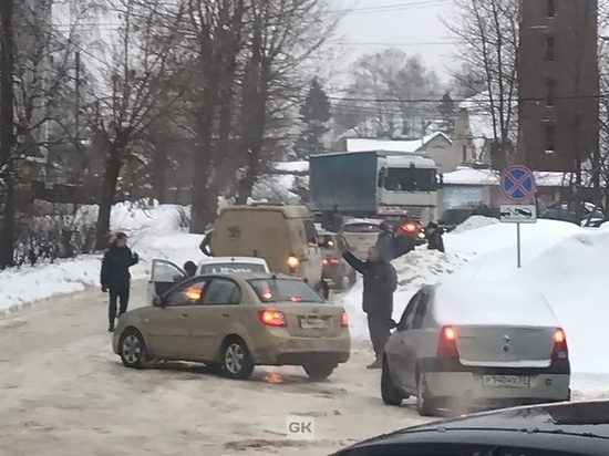 В Коврове пожарные помогли автовладельцам, попавшим в нешуточный "замес" из-за гололеда