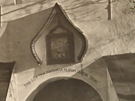 Старинную надпись обнаружили на башне Святых ворот Псково-Печерского монастыря