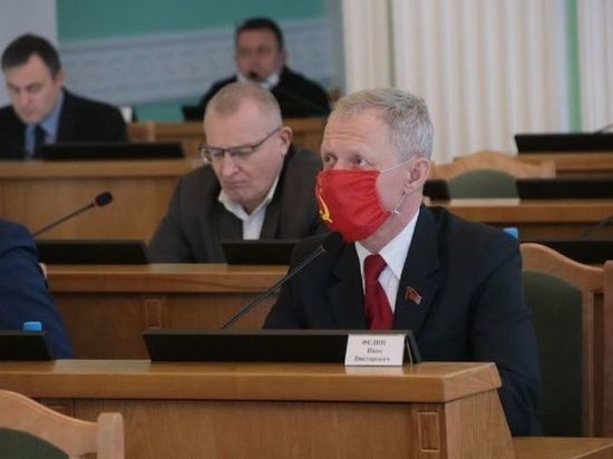 Депутат Федин назвал отношение председателя Горсовета Корбута к красному флагу боязнью