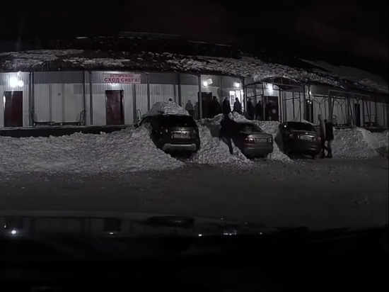 В Чебоксарах снежная «лавина» сошла с крыши и накрыла несколько автомобилей