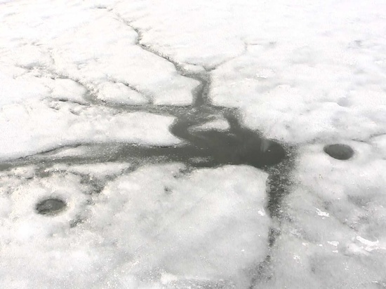 Псковичей предостерегли от прогулок по тающему льду