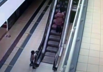 Четырехлетний ребенок, оставшись без присмотра, получил серьезные травмы головы при падении с эскалатора в торговом центре на юге Москвы