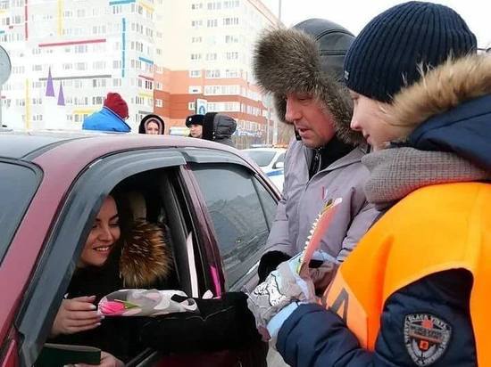 Полицейские и активисты из Нового Уренгоя подарили цветы женщинам-водителям