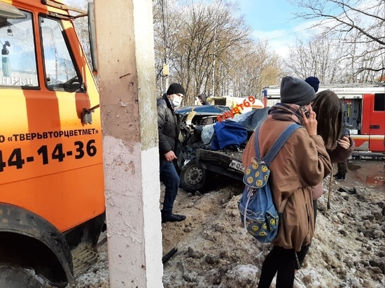 В Твери появилось видео серьезного ДТП с грузовиком и легковушкой