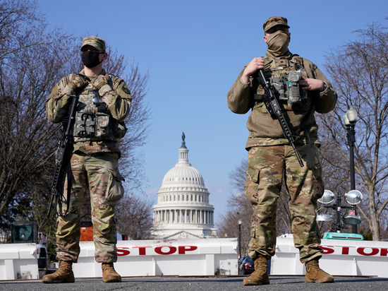 Толпы фанатов экс-президента прибывают в столицу США