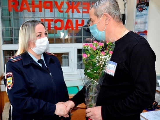 Подполковника, майора и сержанта полиции поздравили с 8 марта в Смоленске