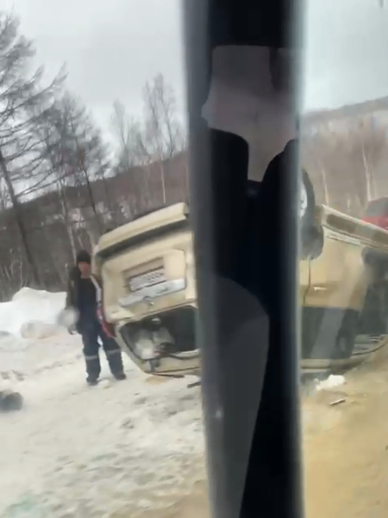 В Южно-Сахалинске на льду перевернулся внедорожник