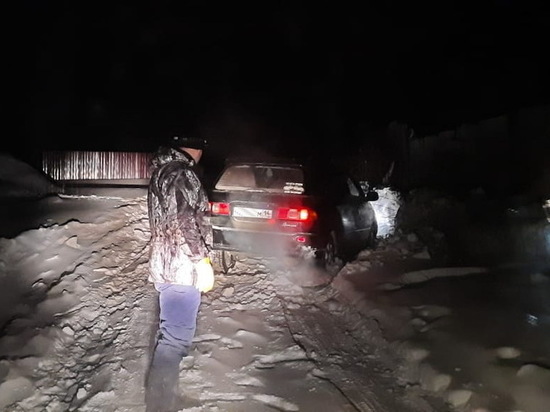 Спасатели Якутии вызволили машину из снежного плена в районе Нерюнгри