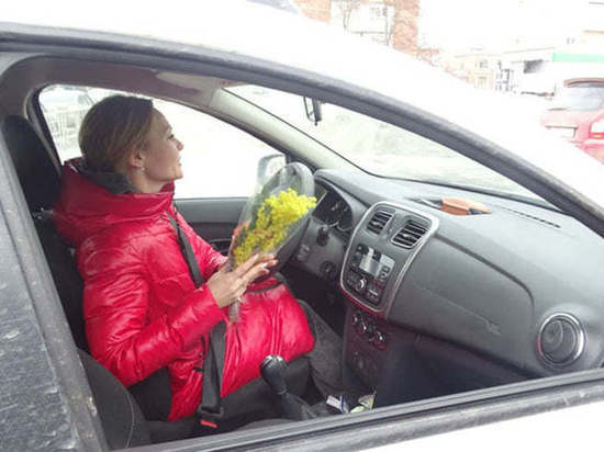 Котовских автоледи сотрудники ГИБДД поздравили с 8 марта