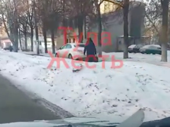В Туле в районе Зеленстроя водитель Mazda объехал пробку по тротуару