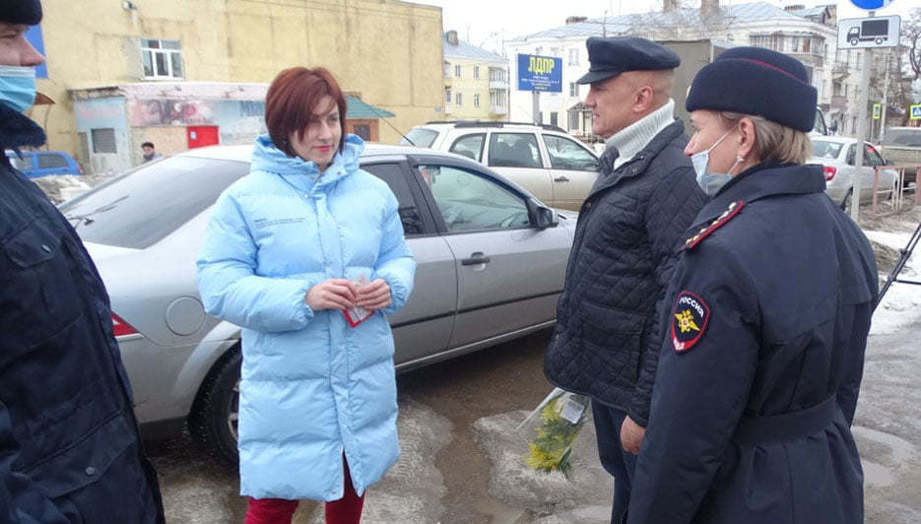 Автоледи гибдд. Цветы для автоледи акция ГИБДД.