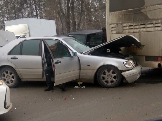 Новосибирец на «Мерседесе» серьёзно пострадал в массовом ДТП на Бердском шоссе
