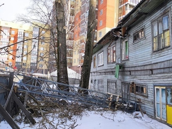 Прокуратура области начала проверку из-за падения крана в Архангельске