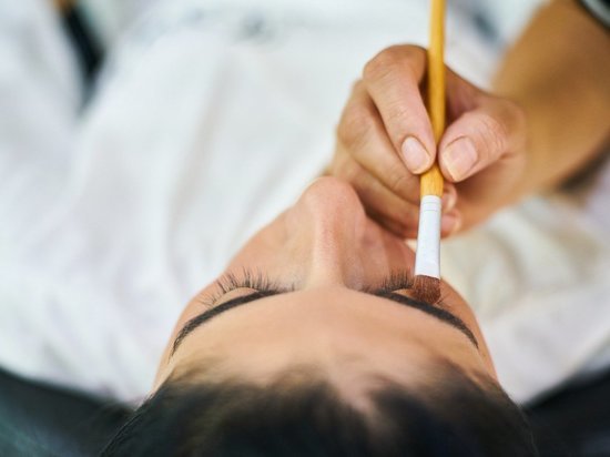 Девочки, записываемся на реснички: в Саратове начали ловить «черных косметологов»