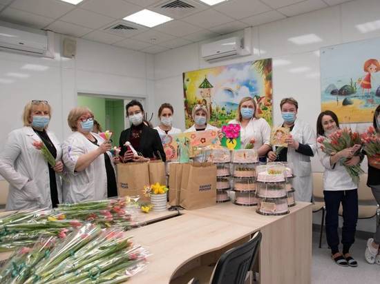 Медикам Псковской инфекционной больницы подарили цветы и торты