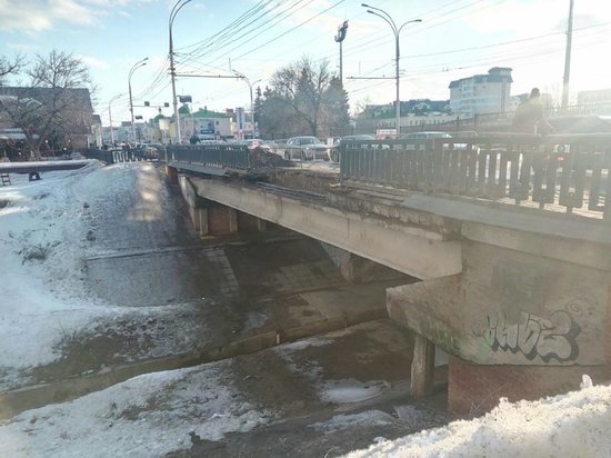 У ТЦ «Студенец» на Советской обрушилась часть моста
