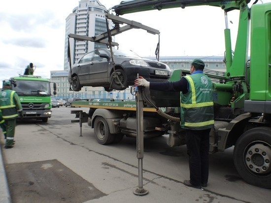 В Москве подорожает эвакуация неправильно припаркованных авто