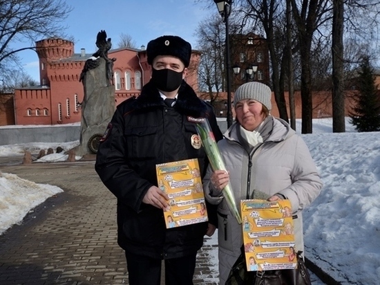 В Смоленске участковые поздравили женщин и рассказали о мошенниках