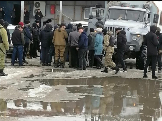 На территорию оптовой базы в Южно-Сахалинске нагрянул ОМОН