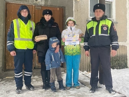 Кыштымские полицейские, спасшие на пожаре многодетную семью, поздравили девочек и их маму с 8 марта