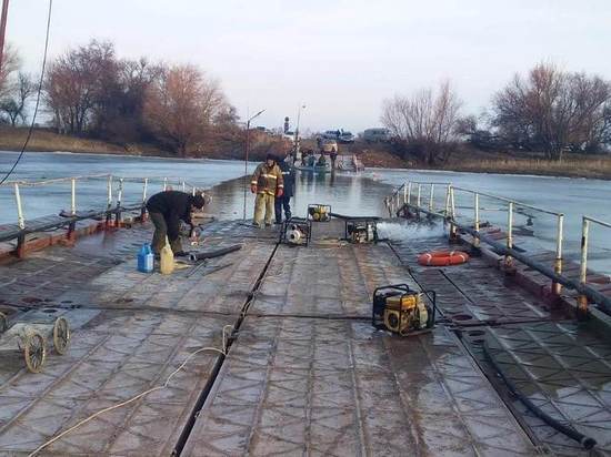 На место затонувшего моста в Астраханской области отправили аэромобильную группу