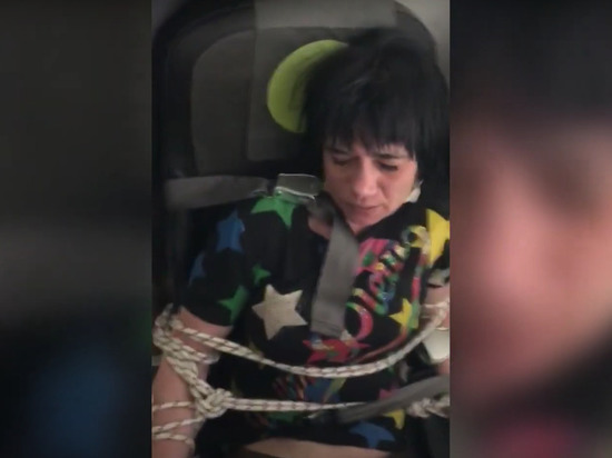 Устроившую дебош на самолете Владивосток-Новосибирск пассажирку связали скотчем