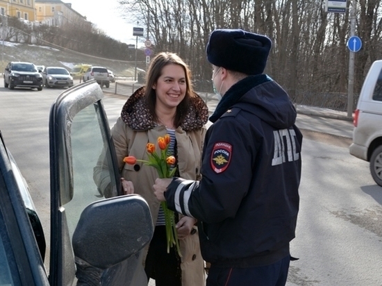 В Смоленске полицейские проводят акцию «Цветочный Патруль»