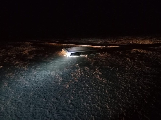 На Байкале под лёд провалился автомобиль