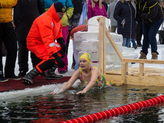 80-летняя женщина и мэр соревновались в плавании в ледяной воде на Сахалине