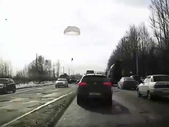 В Ярославле парашютист упал на проезжую часть